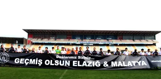 Suriyeli gençler, eski ünlü futbolcularla gösteri maçına çıktı Suriyeli gençler, eski ünlü futbolcularla gösteri maçına çıktı