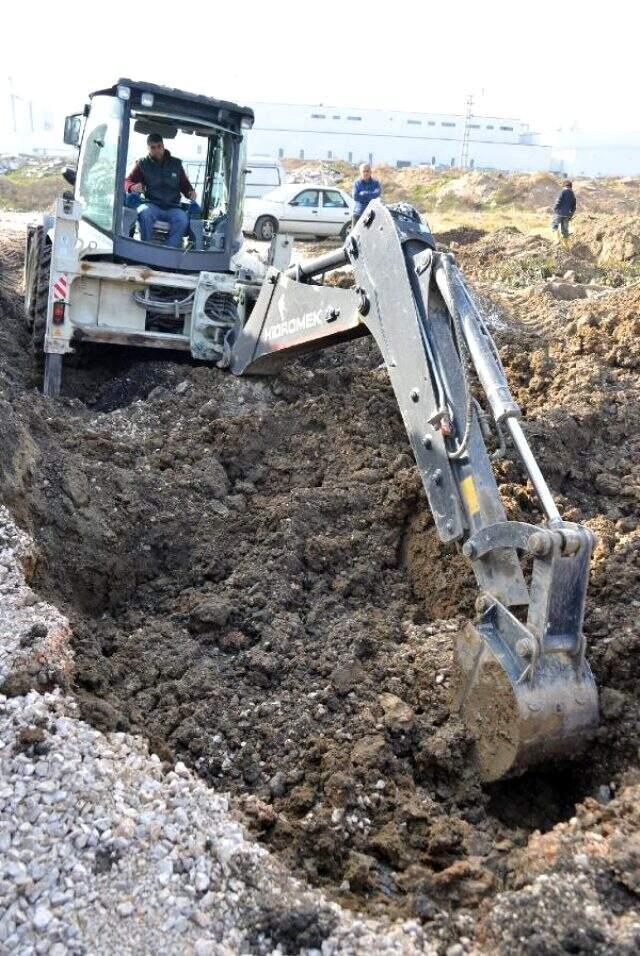 Yan yana 2 musluktan birinden mazot akınca, toprağa gömülü depoya ulaşıldı