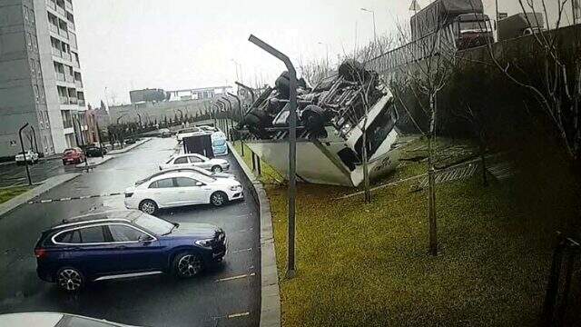 Yoldan çıkan kamyon, lüks aracın üstüne düştü