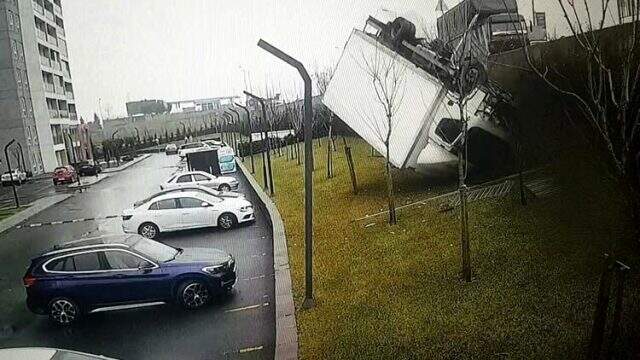 Yoldan çıkan kamyon, lüks aracın üstüne düştü