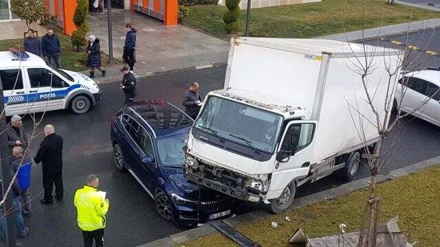 Yoldan çıkan kamyon, lüks aracın üstüne düştü