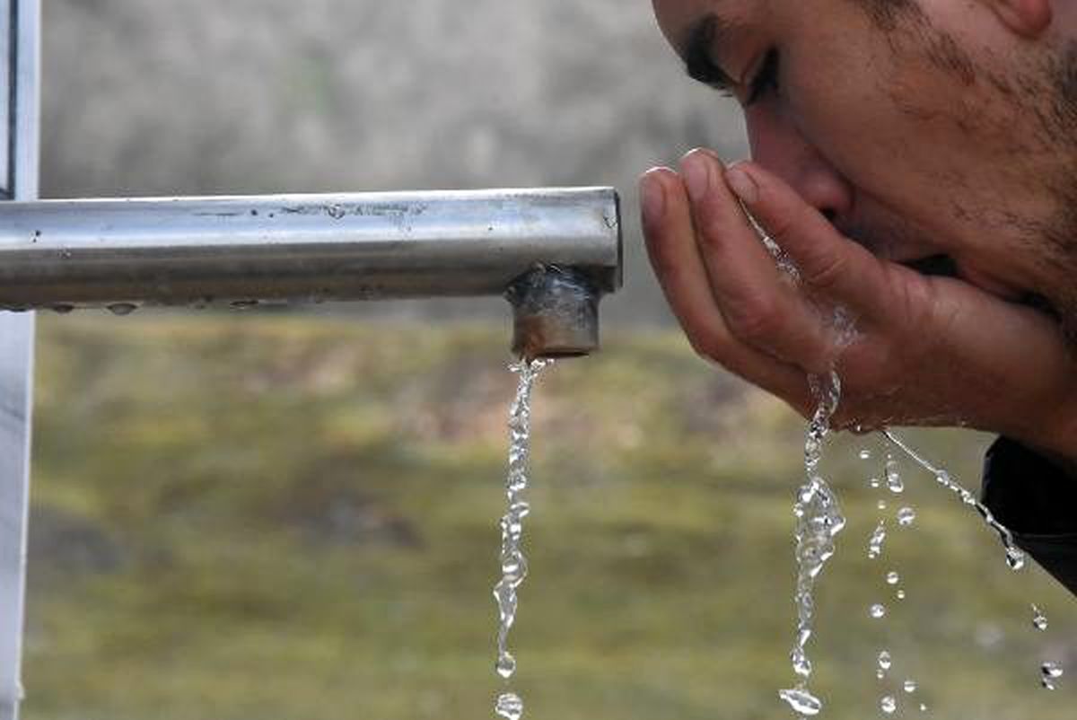Vatandaşlar, maden suyu akan çeşmeye bidonlarla akın ediyor