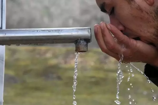 Vatandaşlar, maden suyu akan çeşmeye bidonlarla akın ediyor