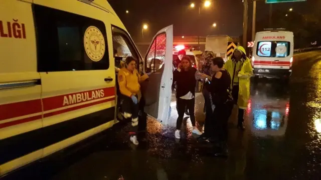 D100'de otomobil kamyona çarptı: 2'si çocuk 4 yaralı