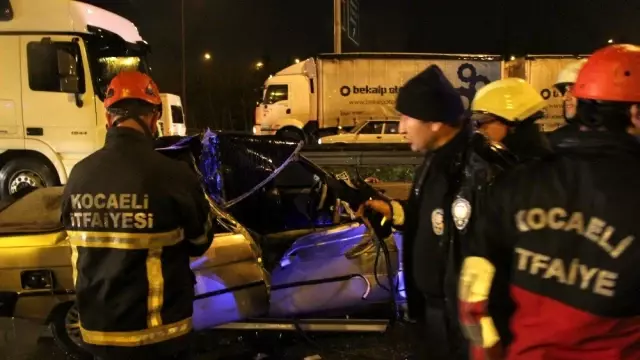 D100'de otomobil kamyona çarptı: 2'si çocuk 4 yaralı