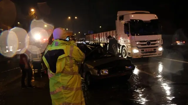 D100'de otomobil kamyona çarptı: 2'si çocuk 4 yaralı