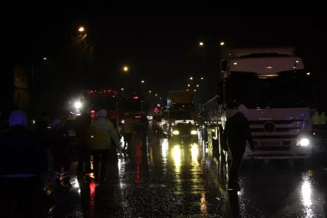 D100'de otomobil kamyona çarptı: 2'si çocuk 4 yaralı
