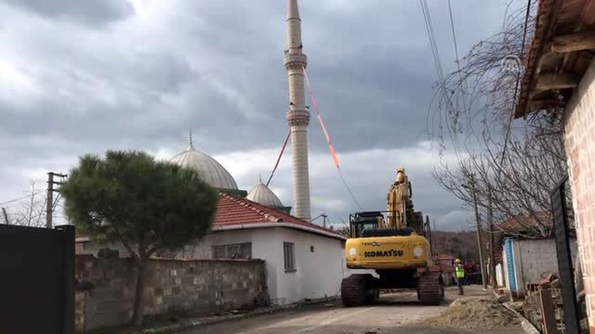 Depremde ağır hasar alan Karakurt Mahallesi'ndeki Vahdet Camisi, ekiplerce yıkıldı