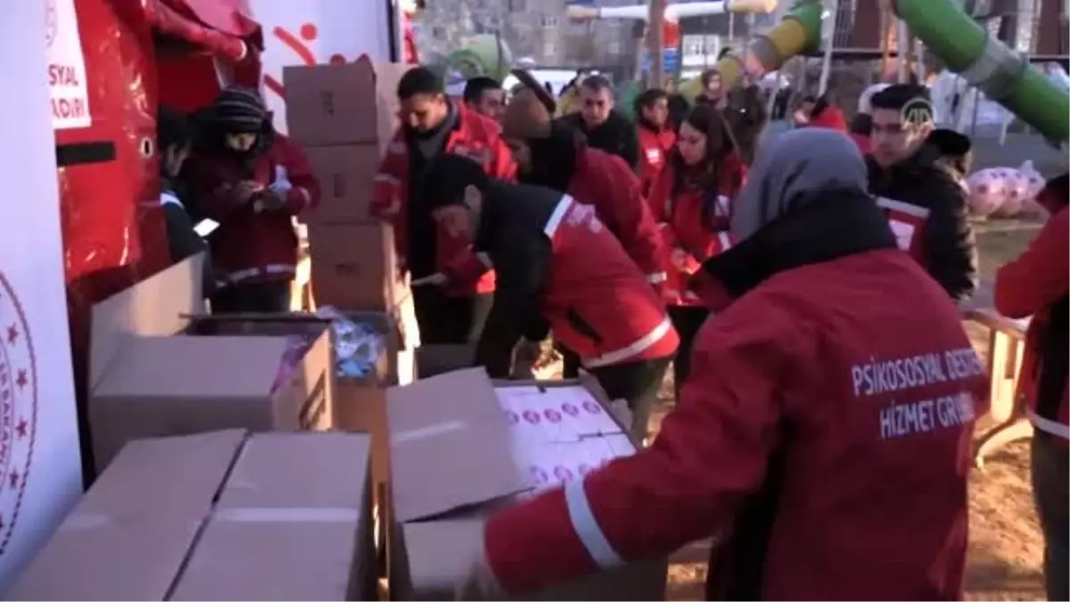Elazığ'daki depremzede çocukların yüzü hediye edilen oyuncaklarla güldü