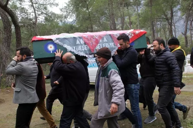 Genç Elif'in söz kesme hayalleri yarım kaldı, duvaklı tabutla defnedildi Genç Elif'in söz kesme hayalleri yarım kaldı, duvaklı tabutla defnedildi