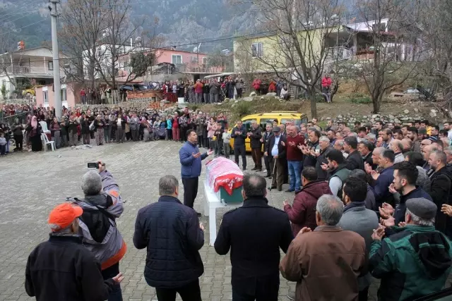 Genç Elif'in söz kesme hayalleri yarım kaldı, duvaklı tabutla defnedildi Genç Elif'in söz kesme hayalleri yarım kaldı, duvaklı tabutla defnedildi