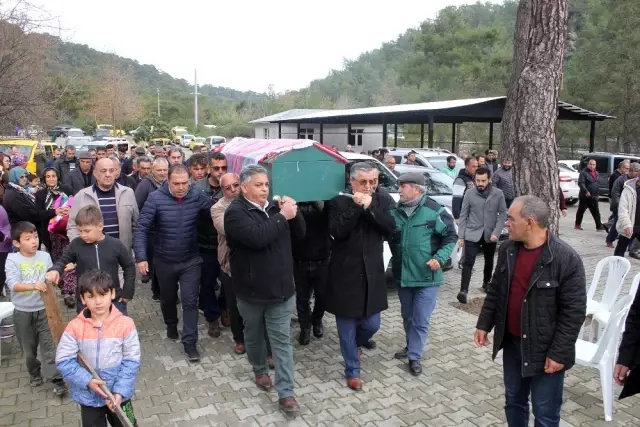 Genç Elif'in söz kesme hayalleri yarım kaldı, duvaklı tabutla defnedildi Genç Elif'in söz kesme hayalleri yarım kaldı, duvaklı tabutla defnedildi