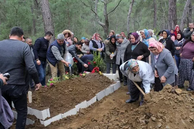 Genç Elif'in söz kesme hayalleri yarım kaldı, duvaklı tabutla defnedildi Genç Elif'in söz kesme hayalleri yarım kaldı, duvaklı tabutla defnedildi