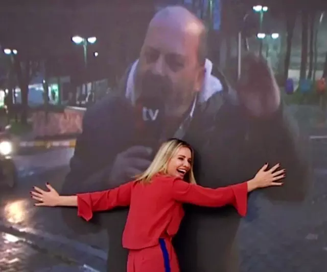 Esra Erol gelen haber sonrası sevincini gizleyemedi! Muhabirinin görüntüsüne sarıldı Esra Erol gelen haber sonrası sevincini gizleyemedi! Muhabirinin görüntüsüne sarıldı