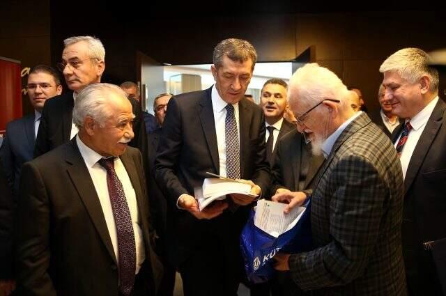 Milli Eğitim Bakanı Selçuk ile hayırsever arasında gülümseten diyalog