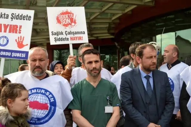 Sağlık memuruna yapılan saldırıya tepki Sağlık memuruna yapılan saldırıya tepki