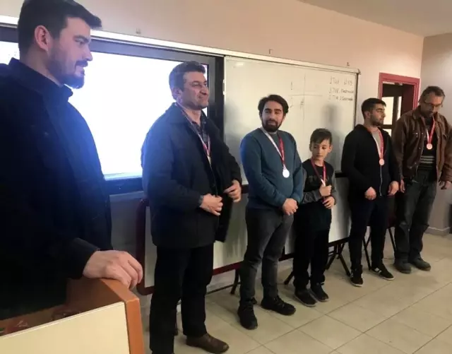 Satranç turnuvasında ikinci oldu Satranç turnuvasında ikinci oldu