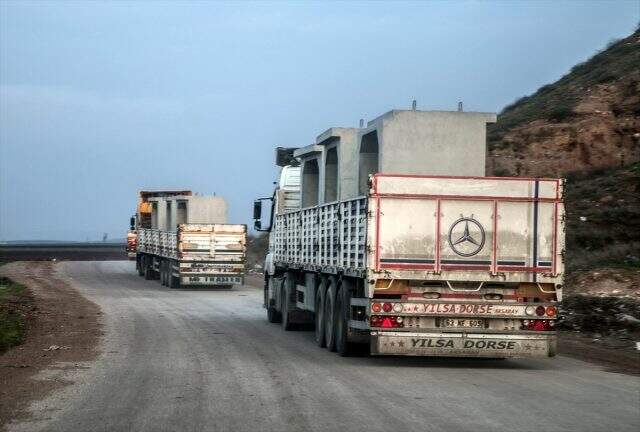 Suriye sınırındaki birliklere beton mevzi sevkiyatı yapıldı