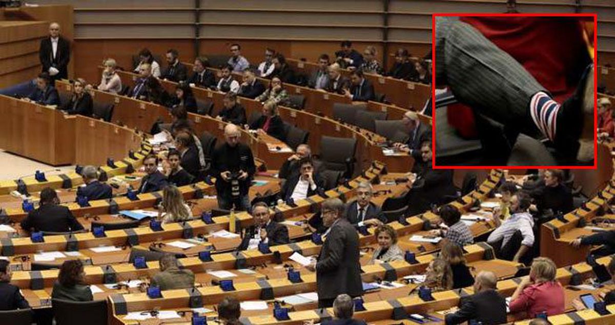 Avrupa Parlamentosu'ndaki Brexit mesaisine çoraplar damga vurdu!