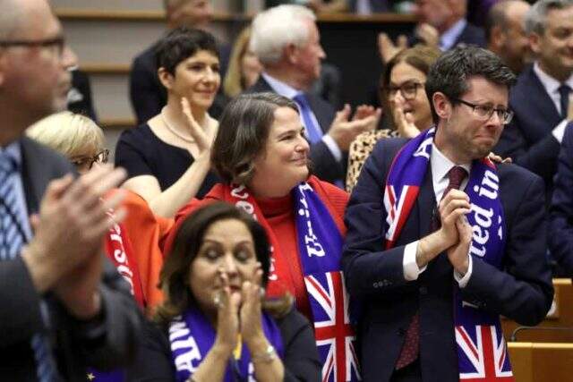 Avrupa Parlamentosu'ndaki Brexit mesaisine çoraplar damga vurdu!