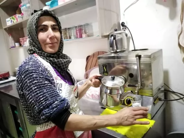 'Ayşe Teyze' çocuklarını okutmak için çaycılık yapıyor 'Ayşe Teyze' çocuklarını okutmak için çaycılık yapıyor