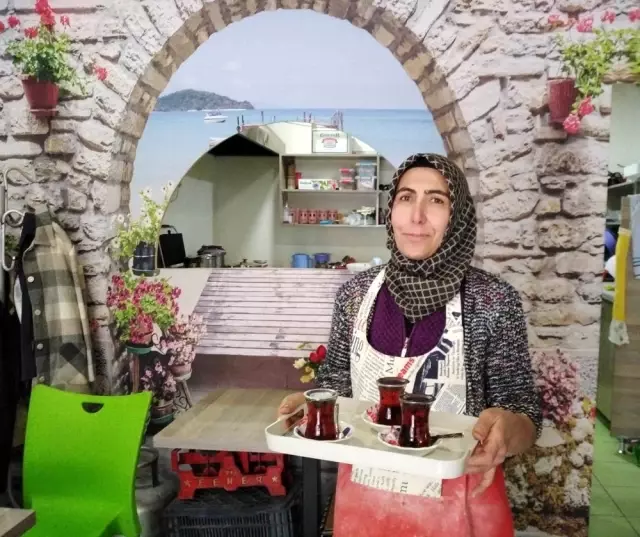 'Ayşe Teyze' çocuklarını okutmak için çaycılık yapıyor 'Ayşe Teyze' çocuklarını okutmak için çaycılık yapıyor
