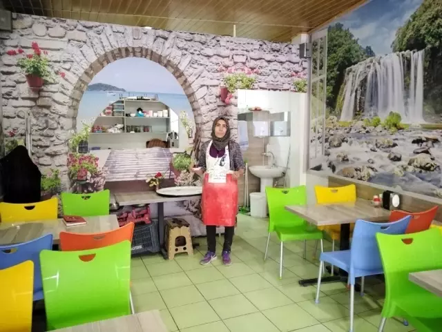 'Ayşe Teyze' çocuklarını okutmak için çaycılık yapıyor 'Ayşe Teyze' çocuklarını okutmak için çaycılık yapıyor