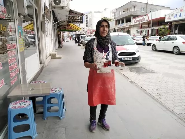 'Ayşe Teyze' çocuklarını okutmak için çaycılık yapıyor 'Ayşe Teyze' çocuklarını okutmak için çaycılık yapıyor