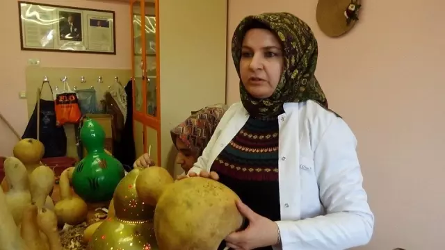 Bahçesinde yetiştirdiği su kabaklarıyla kurs veriyor Bahçesinde yetiştirdiği su kabaklarıyla kurs veriyor