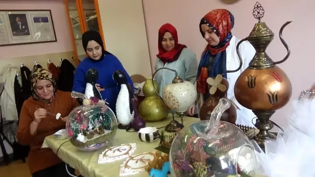 Bahçesinde yetiştirdiği su kabaklarıyla kurs veriyor Bahçesinde yetiştirdiği su kabaklarıyla kurs veriyor