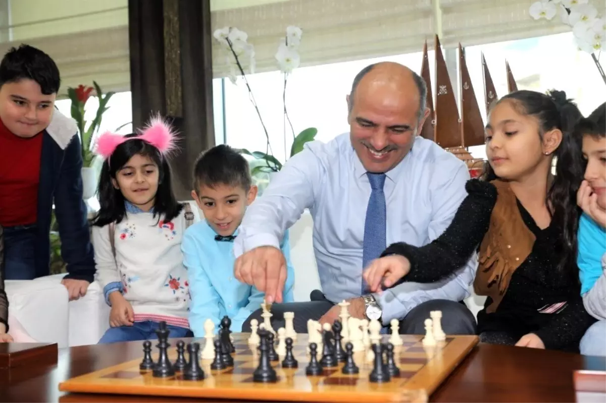 Başkan Söğüt öğrencilerle birlikte satranç oynadı