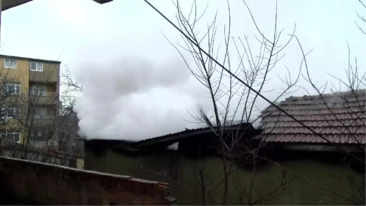 Çengelköy'de metruk evde yangın
