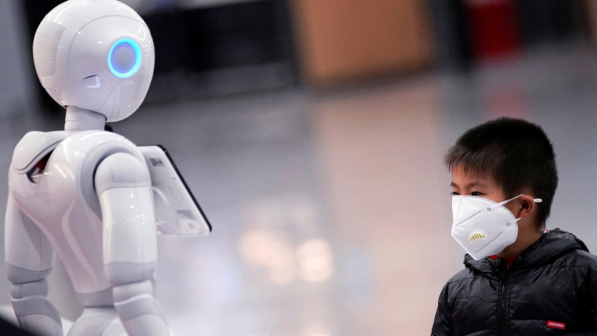 Çin'de 'Ufak Fıstık' adlı robot karantinadaki insanlara yiyecek götürüyor