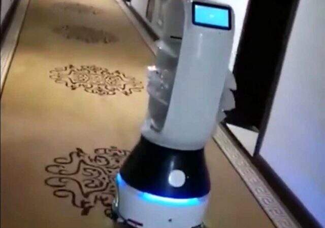 Çin'de 'Ufak Fıstık' adlı robot karantinadaki insanlara yiyecek götürüyor