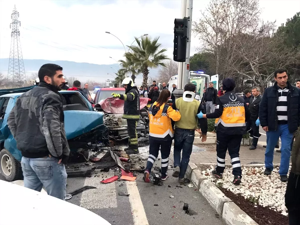 Denizli'de meydana gelen iki ayrı trafik kazasında 4 kişi yaralandı