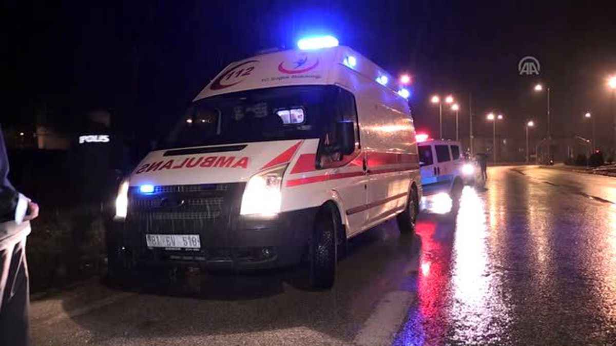 Düzce'de takla atan otomobilden yara almadan kurtuldular