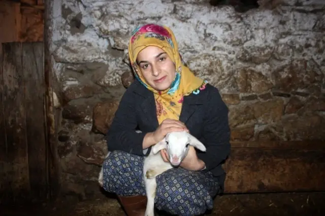 Genç kadın, 19 yaşında aldığı devlet desteğiyle 3 yıldır hayvancılık yapıyor