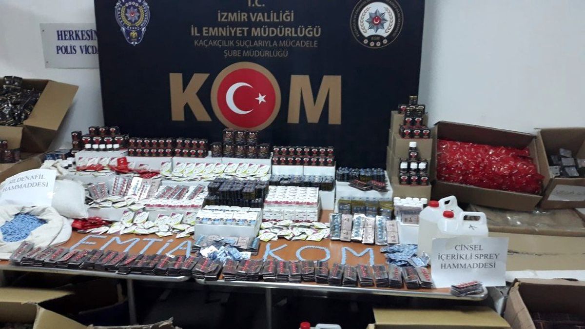 İzmir'de son yılların en büyük cinsel içerikli kaçak ürün operasyonu gerçekleştirildi