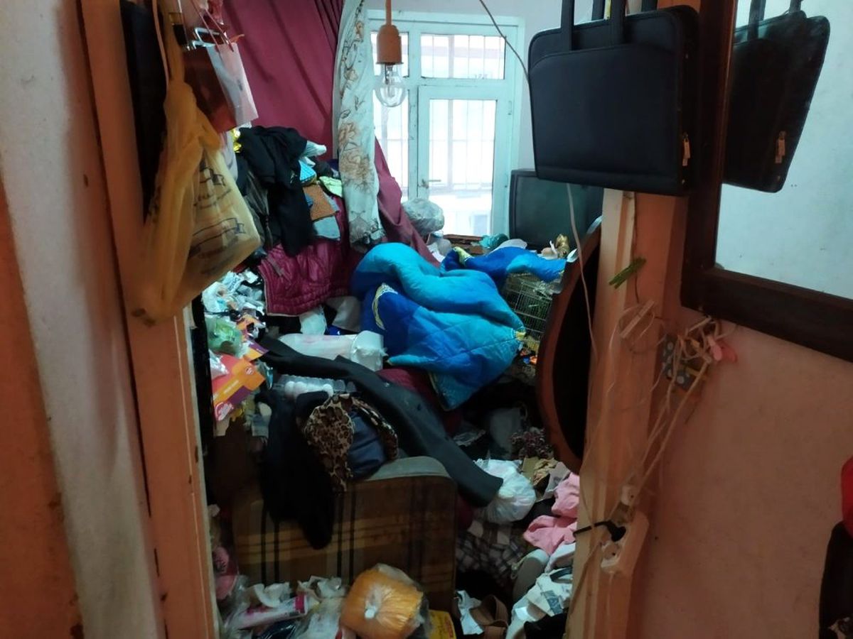 Koku üzerine eve giden belediye ekipleri, 3 kamyon dolusu çöp çıkardı