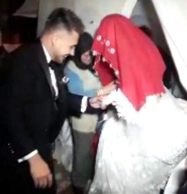Manisa'da depremzede aile düğünü ertelemedi, gelin çadırdan gelinlikle çıktı
