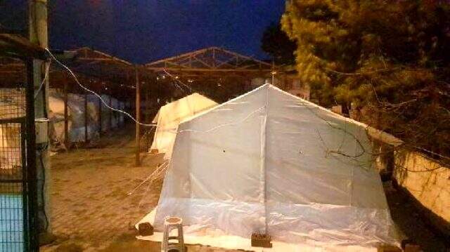Manisa'da depremzede aile düğünü ertelemedi, gelin çadırdan gelinlikle çıktı