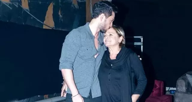 Murat Boz'un abisi, uçakta kalp spazmı geçiren annesinin sağlık durumu hakkında bilgi verdi Murat Boz'un abisi, uçakta kalp spazmı geçiren annesinin sağlık durumu hakkında bilgi verdi