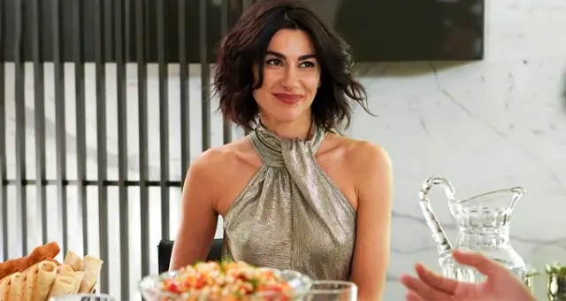Nesrin Cavadzade, galada giydiği derin dekolteli elbisesiyle dikkat çekti Nesrin Cavadzade, galada giydiği derin dekolteli elbisesiyle dikkat çekti