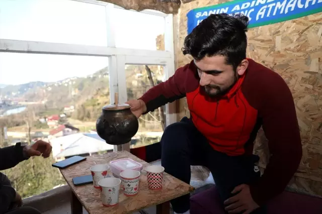 Rizeli genç 8 metre yüksekliğindeki kiraz ağacına kulübe yaptı Rizeli genç 8 metre yüksekliğindeki kiraz ağacına kulübe yaptı