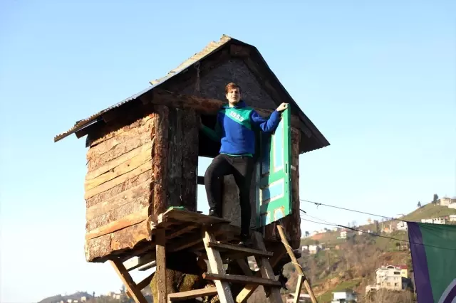 Rizeli genç 8 metre yüksekliğindeki kiraz ağacına kulübe yaptı Rizeli genç 8 metre yüksekliğindeki kiraz ağacına kulübe yaptı