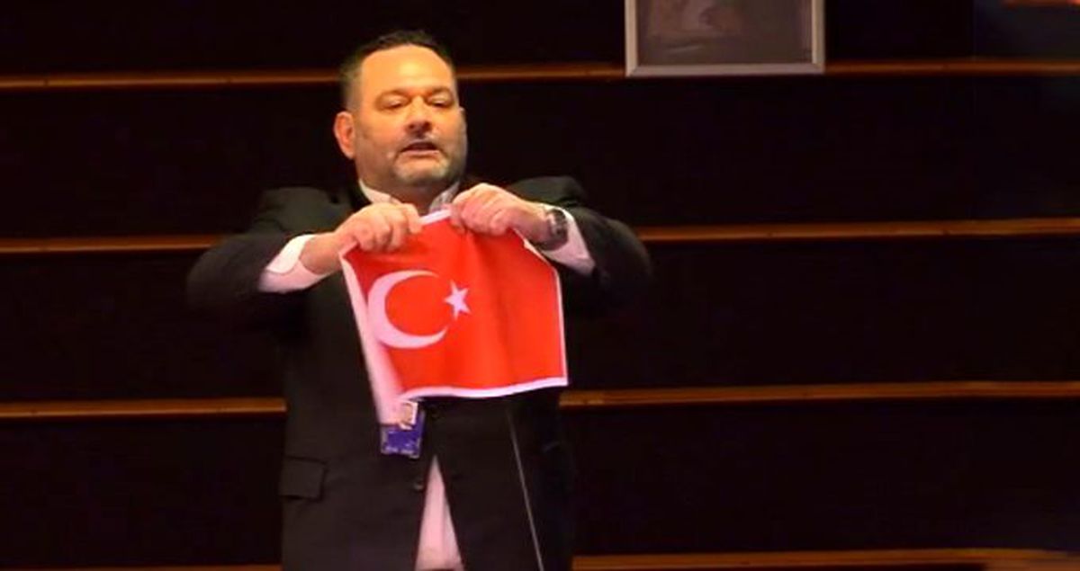 Son dakika: Irkçı Yunan milletvekilinin Türk bayrağını yırtmasına Türkiye'den ilk tepki