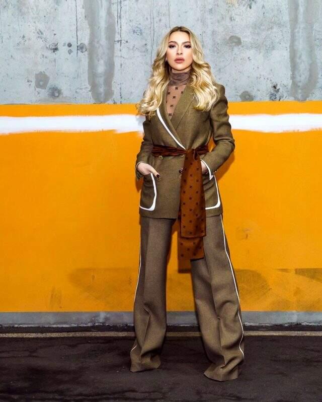 Son dönemde moda olan bol paça pantolon furyasına Hadise de katıldı