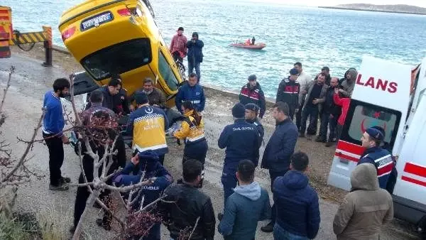 Taksici aracını denize sürüp intihar etti.