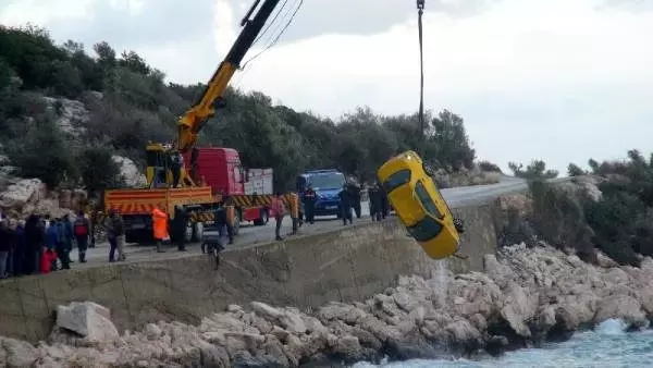 Taksici aracını denize sürüp intihar etti.