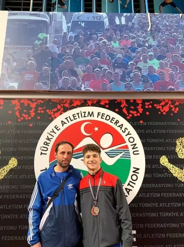 Uşaklı atletizm sporcusu Türkiye 2'ncisi oldu Uşaklı atletizm sporcusu Türkiye 2'ncisi oldu